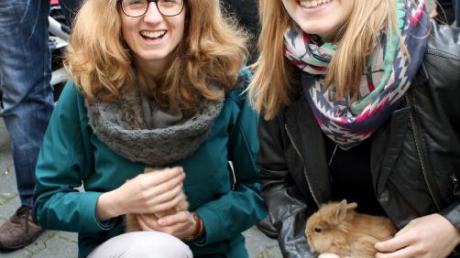 Auf dem Kleintiermarkt nahmen die beiden jungen Aichacher Frauen Johanna und Lisa für das bevorstehende Osterfest ein putziges „Häschen“ mit nach Hause.