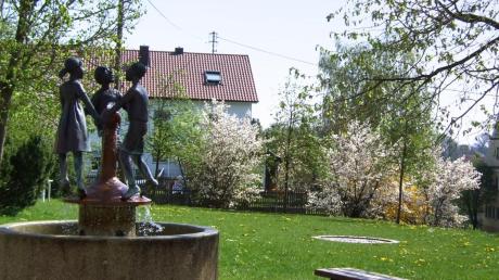 Die Einfache Dorferneuerung in Ehingen ist angelaufen und wirft auch im Haushalt 2014 ihre Schatten voraus. Das Foto zeigt den Blick vom Rathaus auf den zu gestaltenden Platz. Im Vordergrund der Brunnen Ringelreihen, er war Namenspate für das angrenzende Kinderhaus. 