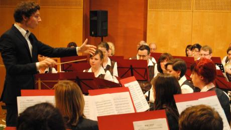 Frühlingskonzert mit dem Jugend- und Blasorchester der Harmoniemusik Welden unter Tristan Uth.  
