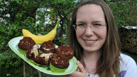 Das sieht lecker aus: Ramona Plaschko aus Ostendorf zeigt ihre Maulwurf-Muffins mit Bananenfüllung. 
