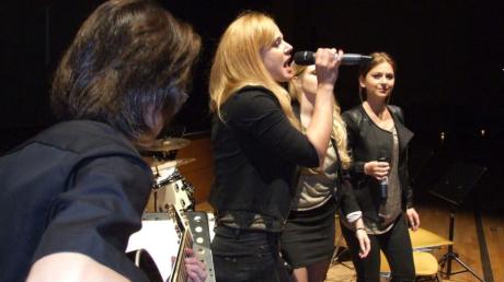 Die Gruppe IntoNation erhielt vom Publikum in der Stadthalle viel Beifall für ihren Song „Little Me“.  
