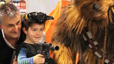 Kleine Fans „kämpfen“ mit Han Solo und Chewbacca auf der Seite der Rebellen. 
