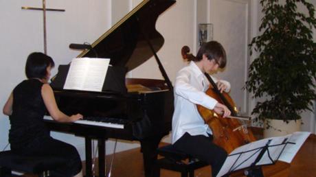 Andreas Schmalhofer (Violoncello) und Yukie Takai (Klavier) zeigten große musikalische Reife beim Rathauskonzert in Dinkelscherben. 