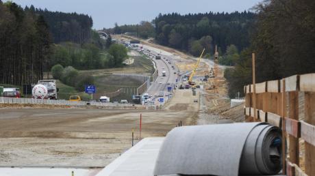 Es steht schon alles bereit: Auf diesem Stück der Autobahnbaustelle bei Adelsried wird ab morgen die neue Fahrbahn betoniert werden. Insgesamt sollen in den nächsten Monaten 21 Kilometer entstehen – von der neuen A8 sind dann 63 von 84 Kilometern Strecke insgesamt fertig. 