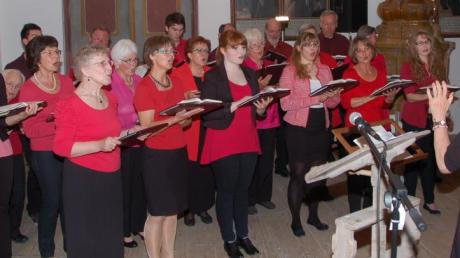 Der Gemischte Chor des Gesangvereins Harmonie Thierhaupten unter der Leitung von Marianne Lang (rechts) im Kloster Thierhaupten. 
