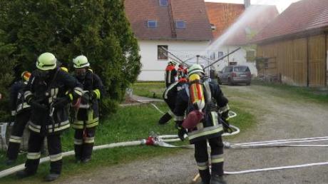 Einen Wohnhausbrand bekämpfte die Eisenbrechtshofer Feuerwehr bei ihrer Schauübung zum ersten Mal auch mit Atemschutz.  
