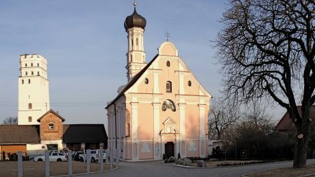 Aufwendig restauriert ist die 1738 im Barockstil erbaute katholische Schlosskapelle St. Johannes Baptist Blickfang im Hof der Markter Burg. Am 18. Mai lädt die Musikschule Biberbach zum Konzert in historischem Rahmen. 
