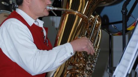 An der Tuba: Christian Sirch, der unermüdliche Vorsitzende des Musikvereins Aretsried.