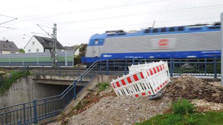 Eine Lücke klafft in der Lärmschutzwand entlang der Bahnlinie in Westendorf. Durch die Öffnung wird das Fahrgeräusch der vorbeirauschenden Züge regelrecht nach außen gedrückt.  
