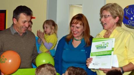 Bürgermeister Manfred Schafnitzel, Fachberaterin Angelika Steinbrecher und die Ellgauer Kindergartenleiterin Hildegard Schafnitzel freuen sich mit den Kindern über den Erfolg ihrer kleinen Forschungsarbeiten.