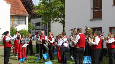 Die Stadtkapelle Gersthofen unter der Leitung von Manfred-Andreas Lipp gab ein umjubeltes Konzert im AWO-Seniorenheim in Gersthofen. 
