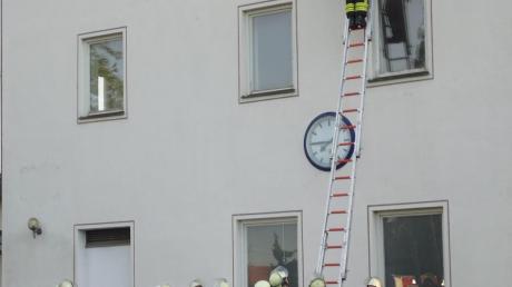 Am Dinkelscherber Bahnhof führte die Feuerwehr eine Übung durch. Links im Bild der Sprungretter. 
