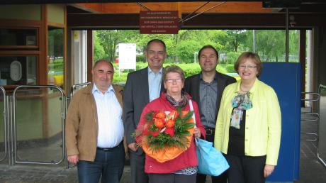 Irma Pusch (Mitte), die erste Besucherin der Gerfriedswelle in der neuen Saison, wurde von Klaus Greiner, Michael Wörle, Bernhard Schinzel und Klara Simon (von links) empfangen.