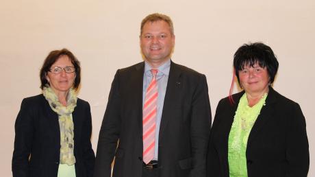 Nach der Vereidigung von Bürgermeister Toni Brugger wurden Renate Durner (rechts) und Josefine Kreuzer zu seinen Stellvertreterinnen ernannt. 