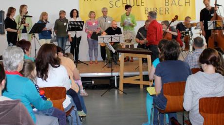 Dicht mit Besuchern gefüllt war die Aula der Grundschule beim Konzert zum Tag der offenen Musikschultüre. 
