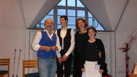 Jörg Stuttmann, Sebastian Bina, Ingrid Kalus, Theresa Bina (von links) nach ihrem gelungenen Auftritt. Sie hatten sich in Text und Musik dem Wasser gewidmet.  
