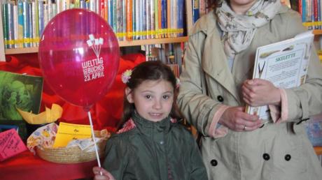 Viele kleine und große Leser – so auch Julia Daschkow mit ihrer Mutter – kamen am Welttag des Buches in die Bücherei neben dem Fischacher Rathaus.  
