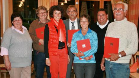 Ehrung von Mitgliedern der SPD: (von links) Marianne Koos, Peter Allenfort, Annette Luckner, Peter Ziegelmeier, Marion May-Wundenberg, Herbert Woerlein und Michael Wundenberg. 

