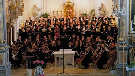 Zwei Chöre, vier Solisten und ein Orchester erfüllten die Wallfahrtskirche in Biberbach mit der Klangvielfalt berühmter Komponisten. 