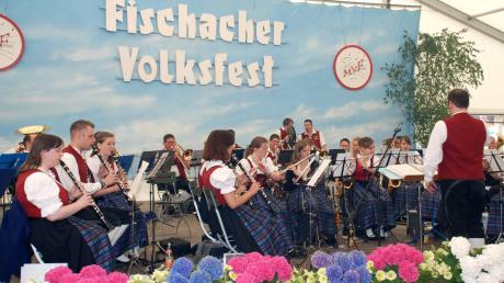 Zum Vatertags-Frühschoppen unterhielt im Festzelt das Große Blasorchester des gastgebenden Musikvereins Fischach.