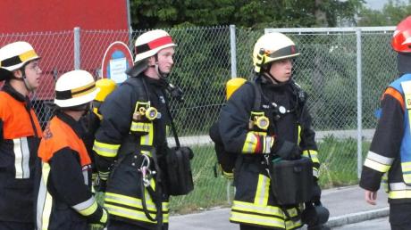 Beim vermuteten Brand eines Nebengebäudes zeigten die Diedorfer Feuerwehrleute ihr Können und bestanden die Leistungsprüfung. 
