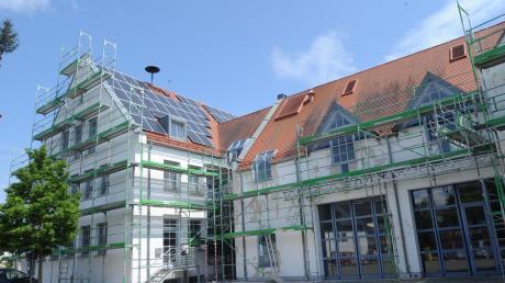 Das Rathaus in Adelsried ist für die Sanierung eingerüstet. Im Zuge der Arbeiten erhalten auch die Fenster einen neuen Anstrich.  
