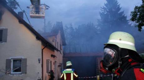 Vermutlich durch einen Blitzeinschlag geriet dieses Haus in der Leuthau in Brand. Auch der angrenzende Stadel fing Feuer.  
