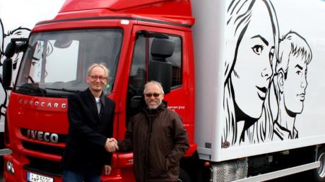 Fünf Lastwagen übergibt Werner Sterr (links) von Iveco an Proteco-Geschäftsführer Klaus Weinberger.  
