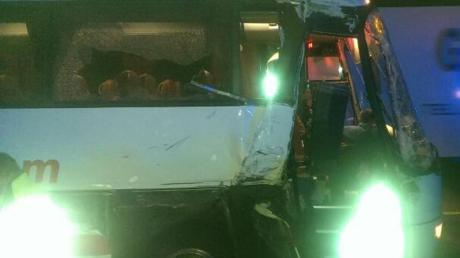 Schwer beschädigt wurde ein ungarischer Reisebus (links) beim Zusammenstoß mit einem Lastwagen auf der A8. Die 46 Fahrgäste wurden, bis der Ersatzbus kam, vom Rotkreuzteam in Gersthofen betreut.  
