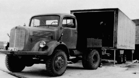 Ein Foto aus der 50-jährigen Geschichte: Mit solchen Lastwagen wurden die Fertiggaragen angeliefert. 
