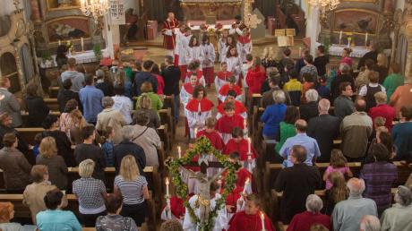 Mit einem festlichen Familiengottesdienst am Hochfest der Apostel Petrus und Paulus startete die Gemeinde St. Clemens in Herbertshofen in ihr diesjähriges Pfarrfest.  
