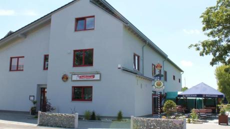 Das neue Sportheim mit seinem angrenzenden Biergarten ist der ganze Stolz des TSV Herbertshofen.  
