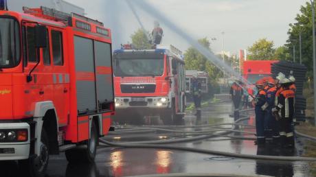 Ein Brandeinsatz war das Szenario der Gemeinschaftsübung der Langweider Ortsfeuerwehren im Logistikzentrum der Firma Sonepar.  
