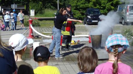 Einen interessanten Tag mit der Feuerwehr erlebten die Grundschüler der Nordendorfer Schule. Eine Lehrerin probte dabei den Umgang mit dem Handlöschgerät. 
