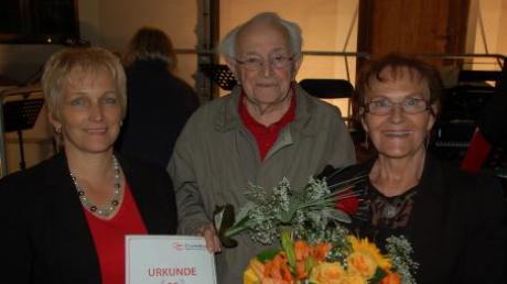 Franz Schreiber (Mitte) wurde von Gertrud Schuster (links) ausgezeichnet. Zu den ersten Gratulanten gehörte Marianne Lang (rechts).  
