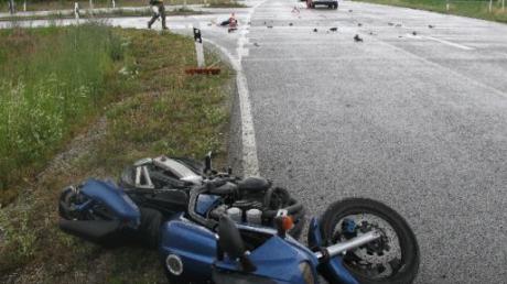 Ein Motorradfahrer starb bei einem Unfall in Biberbach.  

