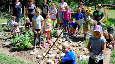 Der Name ist Programm: „Ab ins Beet“ heißt die neu gegründete Kinder- und Jugendgruppe des Obst- und Gartenbauvereins, die im Ehinger Pfarrhofgarten Gemüse und Kräuter anpflanzen. Ihnen helfen: (hinten von links) Bettina Speer, Centa Kratzer und Carola Streitberger. 
