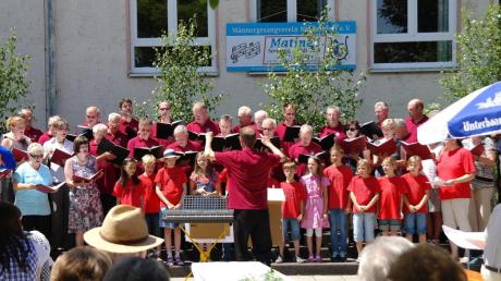 Kleine und große Sänger und Sängerinnen musizierten bei der Matinee des Männergesangvereins im Nordendorfer Schulgarten gemeinsam. Jürgen Siegert dirigierte den Gesamtchor. 
