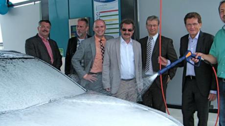 Zum Auftakt zeigte Waschexperte Peter Beducker (rechts) seinen Gästen wie man ein Auto richtig einschäumt. 
