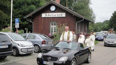 Selbst im Cabrio segnete Pfarrer Heribert Hermle Fahrzeuge in Adelsried. 
