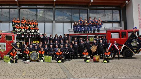 So sieht die moderne Feuerwehr Welden heute aus - mit der Jugendwehr, den Aktiven und den Ehrenmitgliedern. 