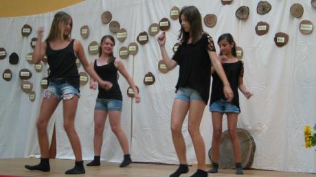 Diese vier Schülerinnen aus der Klasse 6d hatten eine fetzige Tanzeinlage unter der Leitung ihrer Lehrerin Simone Möckl einstudiert. 
