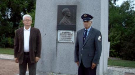 Gernot Keller (links) und Roland Wagner, Adjutant des Bürgermeisters von Lutzelbourg/Lothringen, legten an der Gedenkstätte im französischen Soldatenfriedhof Saarburg eine Blumenschale zu Ehren der gefallenen französischen Soldaten nieder. 
