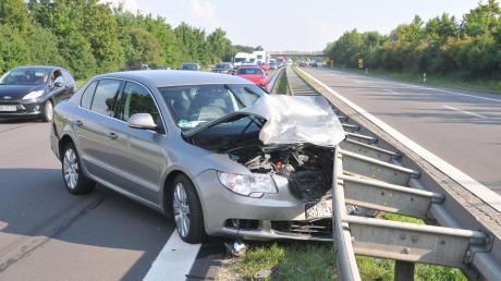 Unfall auf der B2 Fahrtrichtung Donauwörth bei Ausfahrt Langweid am Freitag gegen 18 Uhr. 