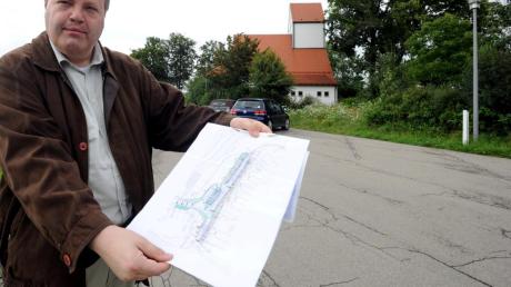 Der Parkplatz vor der Autobahnkapelle wird erweitert. Im Bild zeigt Pater Wolfram Hoyer den Plan für die Erweiterung. 