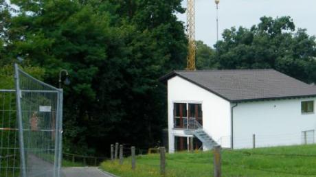 Der Stäpfelesberg, ein Teil des Pfarrer-Ginther-Wegs zwischen dem Biberbacher Schul- und Kirchenareal und dem Friedhof, ist für die nächsten Wochen gesperrt. 

