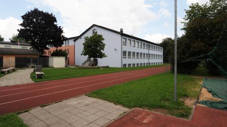 Auch die Sportanlagen an der Grund- und Mittelschule in Fischach sollten verlegt und neu gestaltet werden. Aus Kostengründen hat das Projekt jetzt einen neuen Schwerpunkt: Statt eines Neubaus denkt der Gemeinderat an eine Sanierung der Flächen. 