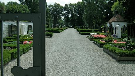 Im Friedhof in Biberbach soll nicht nur ein Urnenfeld entstehen. Auch die Wege sollen teilweise gepflastert werden. 