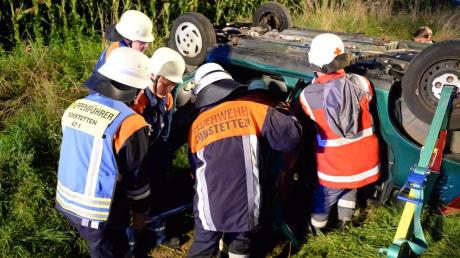 Verkehrsunfall mit der Bergung verletzter Personen: Junge Feuerwehrleute aus Bonstetten und Adelsried probten den Ernstfall. 
Foto: Ursula Puschak