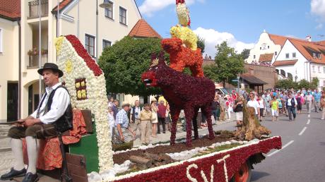 Prächtige Pferdegespanne ziehen die Blumenwagen mit verschiedenen Motiven beim Festumzug in Thierhaupten. 